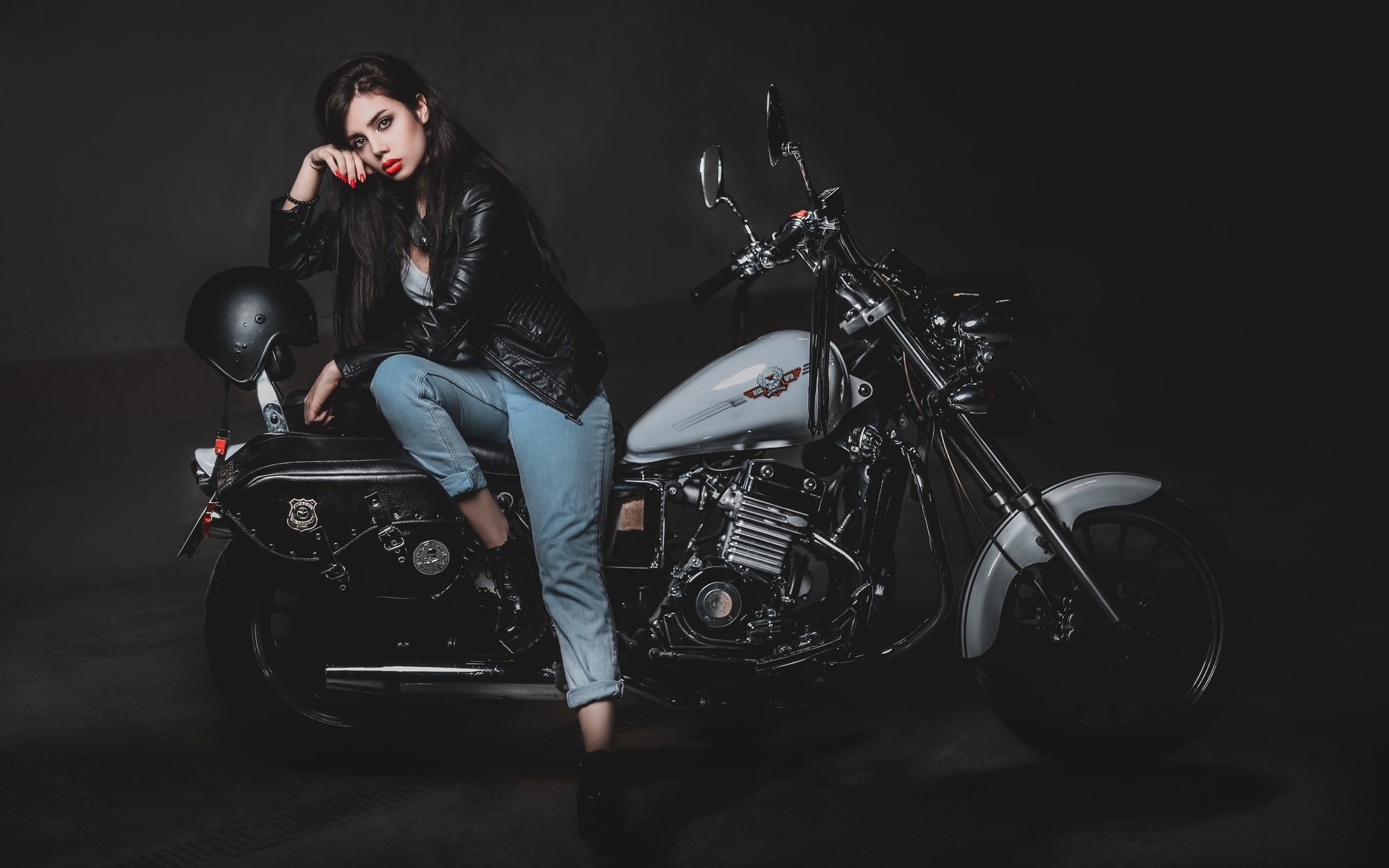 Biker girls: style and drive in Monaco