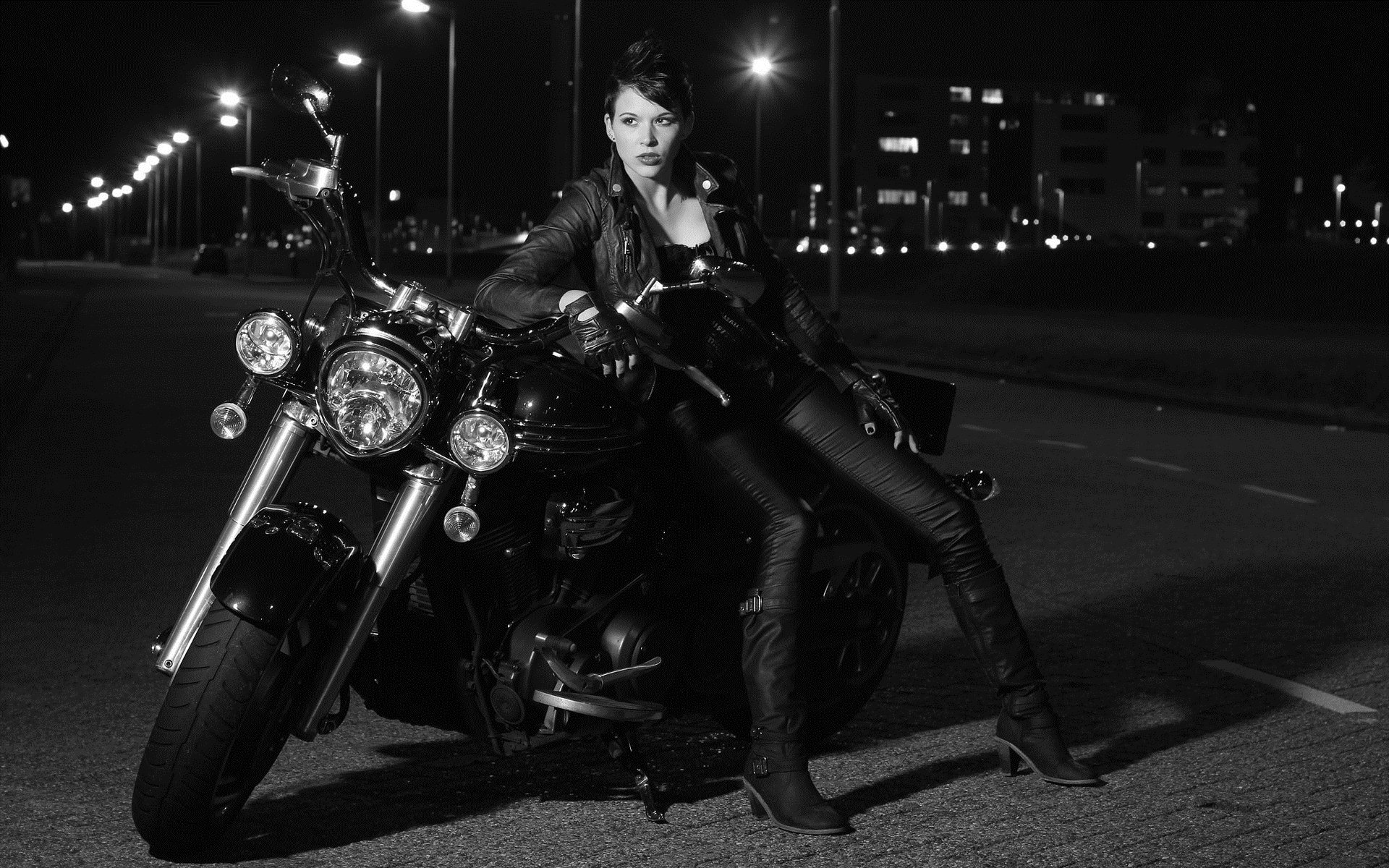 Photo Beautiful girls and motorcycles in Monaco